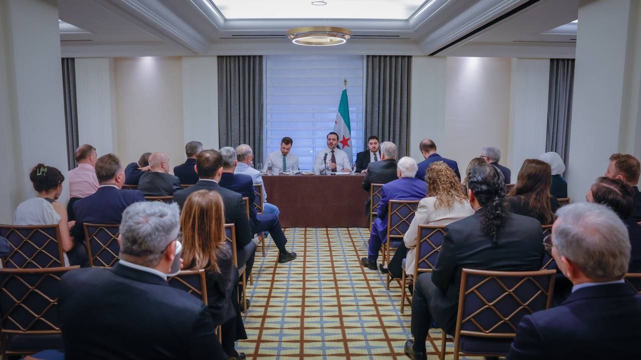 وزير الخارجية والمغتربين السيد أسعد الشيباني يلتقي وفدًا من الجالية السورية في الولايات المتحدة 