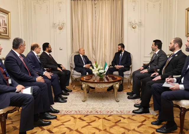 لقاء رئيس الجمهورية العربية السورية السيد أحمد الشرع ووزير الخارجية السيد أسعد الشيباني مع رئيس مجلس القيادة الرئاسي اليمني