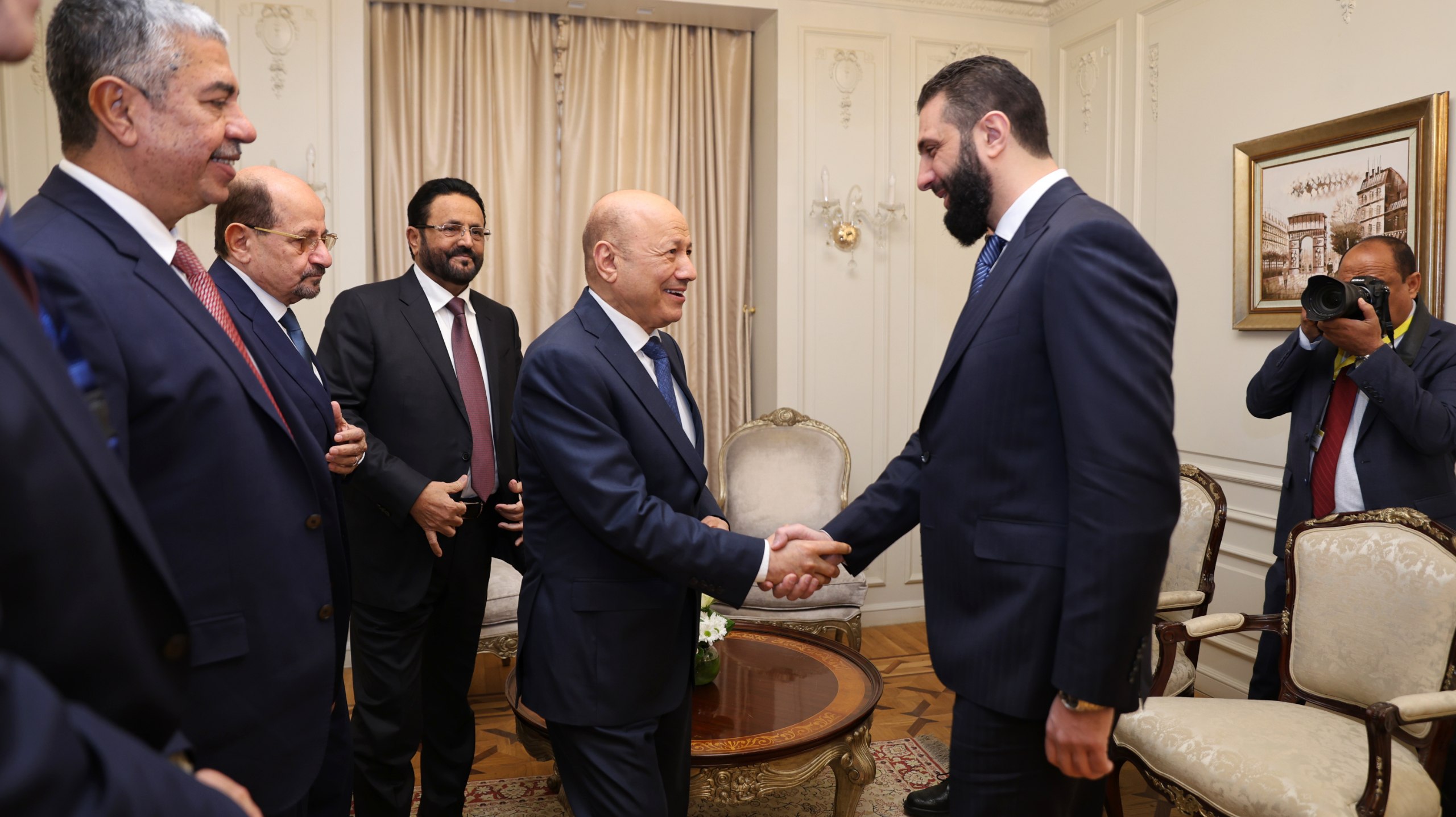 لقاء رئيس الجمهورية العربية السورية السيد أحمد الشرع ووزير الخارجية السيد أسعد الشيباني مع رئيس مجلس القيادة الرئاسي اليمني