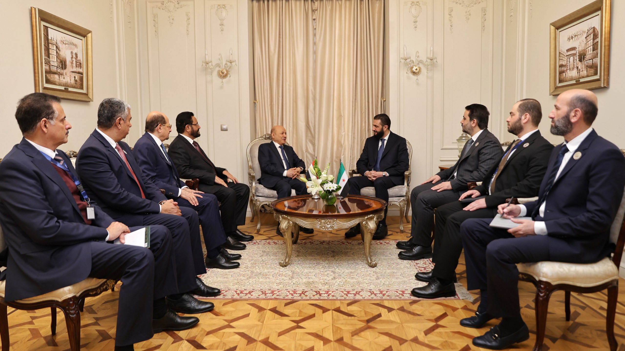 لقاء رئيس الجمهورية العربية السورية السيد أحمد الشرع ووزير الخارجية السيد أسعد الشيباني مع رئيس مجلس القيادة الرئاسي اليمني