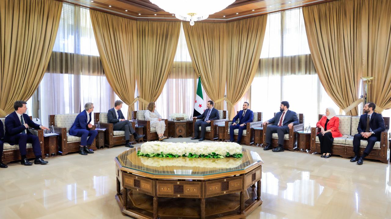 استقبل وزير الخارجية والمغتربين السيد أسعد حسن الشيباني اليوم وزيرة التجارة الخارجية والتنمية الهولندية أوكجيه دي فريز والوفد المرافق لها