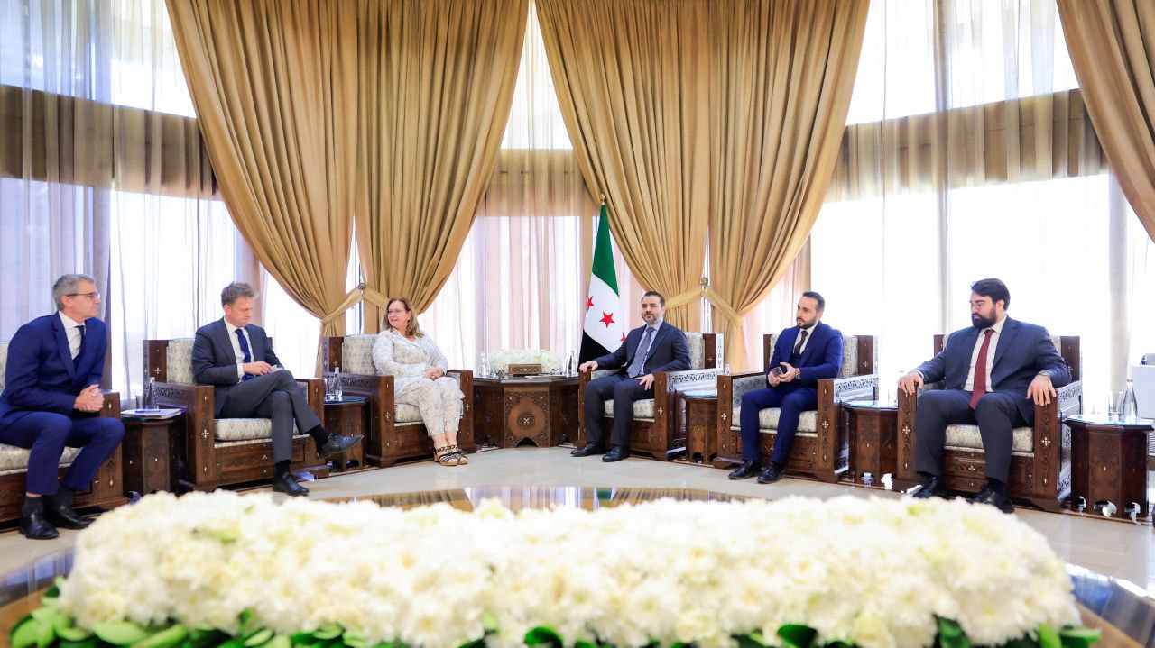 استقبل وزير الخارجية والمغتربين السيد أسعد حسن الشيباني اليوم وزيرة التجارة الخارجية والتنمية الهولندية أوكجيه دي فريز والوفد المرافق لها