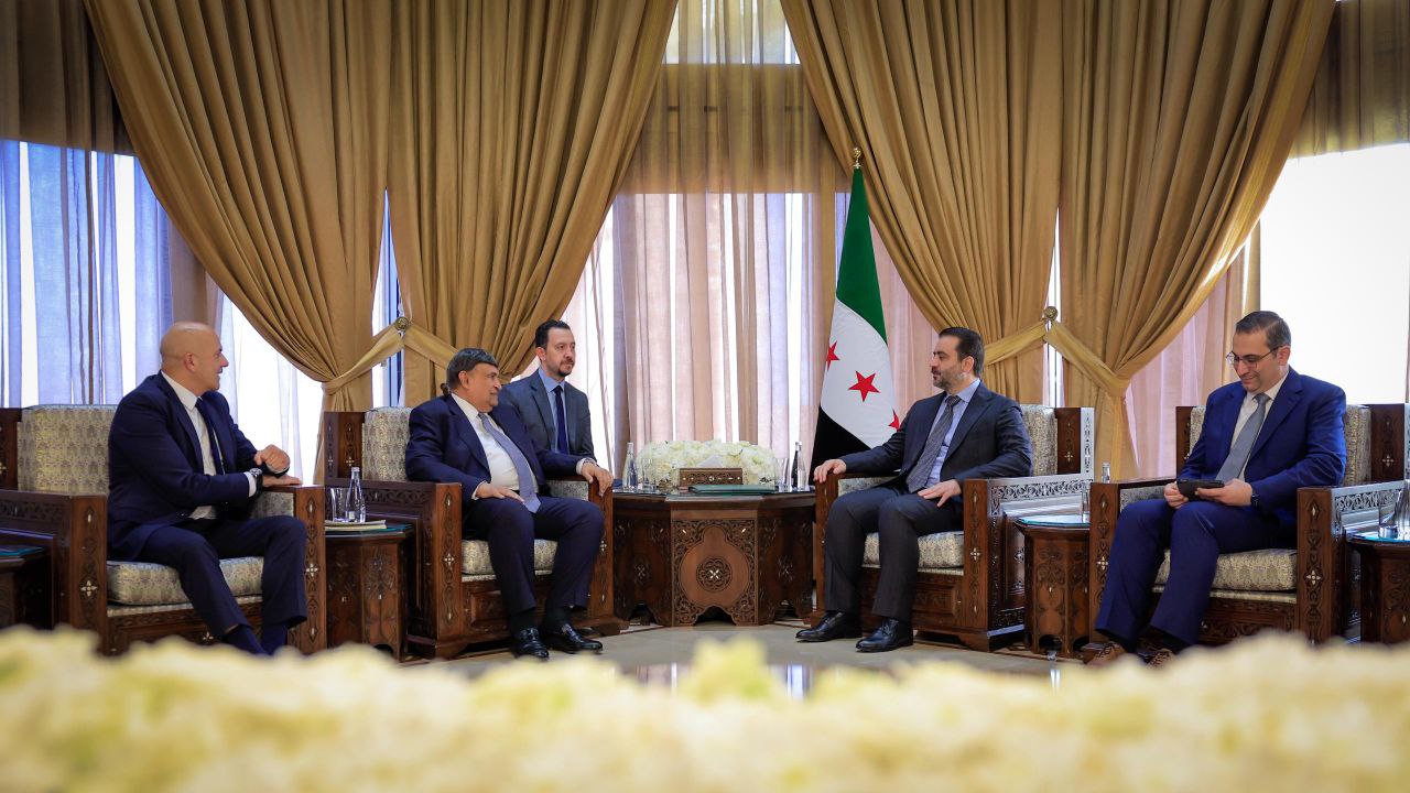 استقبل وزير الخارجية والمغتربين السيد أسعد حسن الشيباني في العاصمة دمشق وفدًا من شبكة الآغا خان للتنمية برئاسة السيد شفيق ساشادينا رئيس القسم الدبلوماسي ورئيس المؤسسات والمجالس في الشبكة