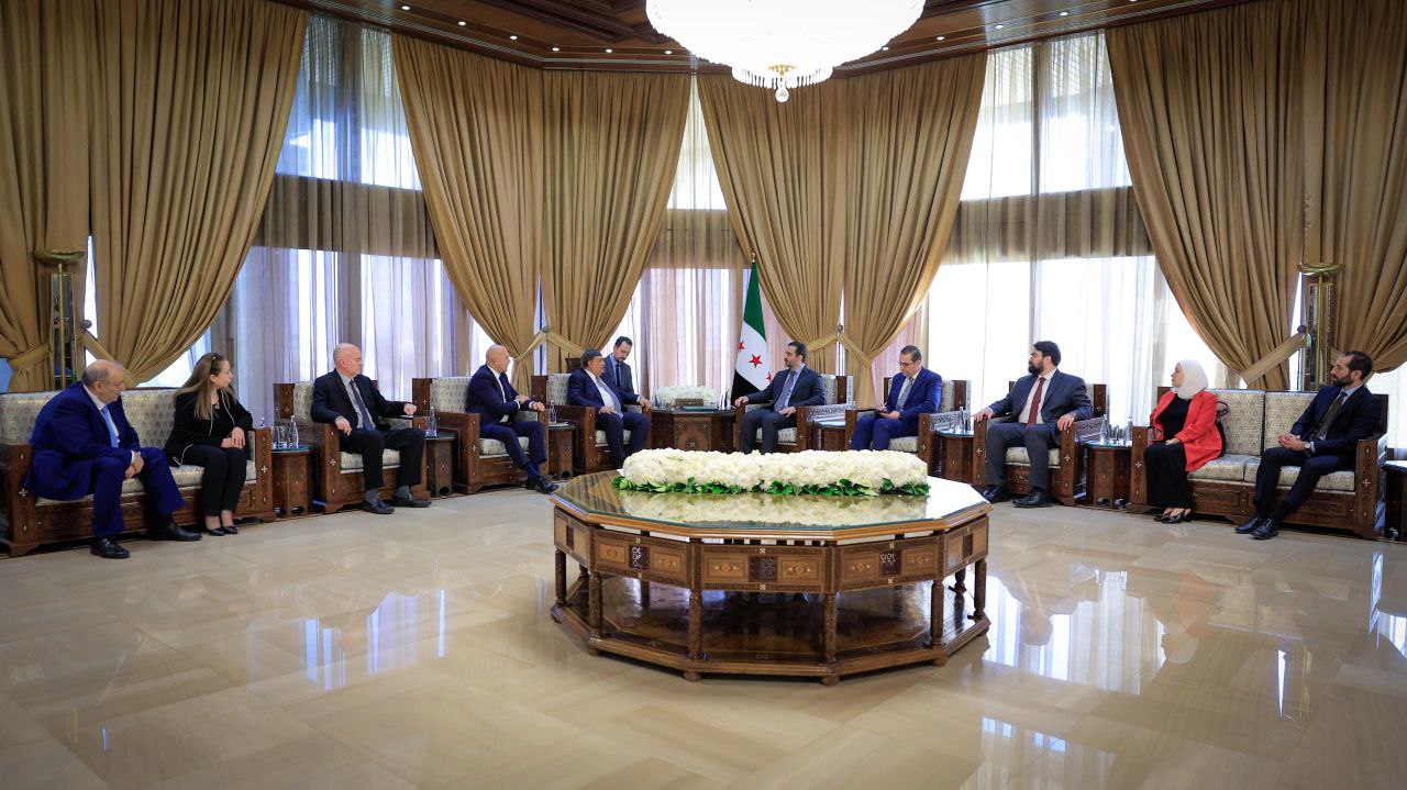 استقبل وزير الخارجية والمغتربين السيد أسعد حسن الشيباني في العاصمة دمشق وفدًا من شبكة الآغا خان للتنمية برئاسة السيد شفيق ساشادينا رئيس القسم الدبلوماسي ورئيس المؤسسات والمجالس في الشبكة