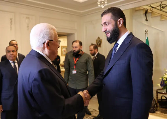 رئيس الجمهورية العربية السورية السيد أحمد الشرع ووزير الخارجية السيد أسعد الشيباني يلتقيان برئيس السلطة الفلسطينية السيد محمود عباس