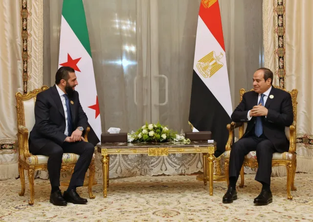 لقاء جانبي جمع رئيس الجمهورية السيد أحمد الشرع ووزير الخارجية السيد أسعد الشيباني مع رئيس جمهورية مصر العربية السيد عبد الفتاح السيسي