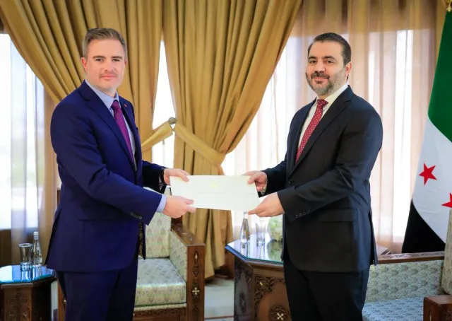 استقبل وزير الخارجية والمغتربين السيد أسعد حسن الشيباني في العاصمة دمشق سفير كندا لدى الجمهورية العربية السورية السيد غريغوري غاليغان