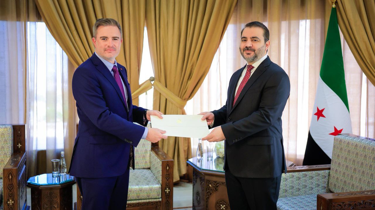 استقبل وزير الخارجية والمغتربين السيد أسعد حسن الشيباني في العاصمة دمشق سفير كندا لدى الجمهورية العربية السورية السيد غريغوري غاليغان