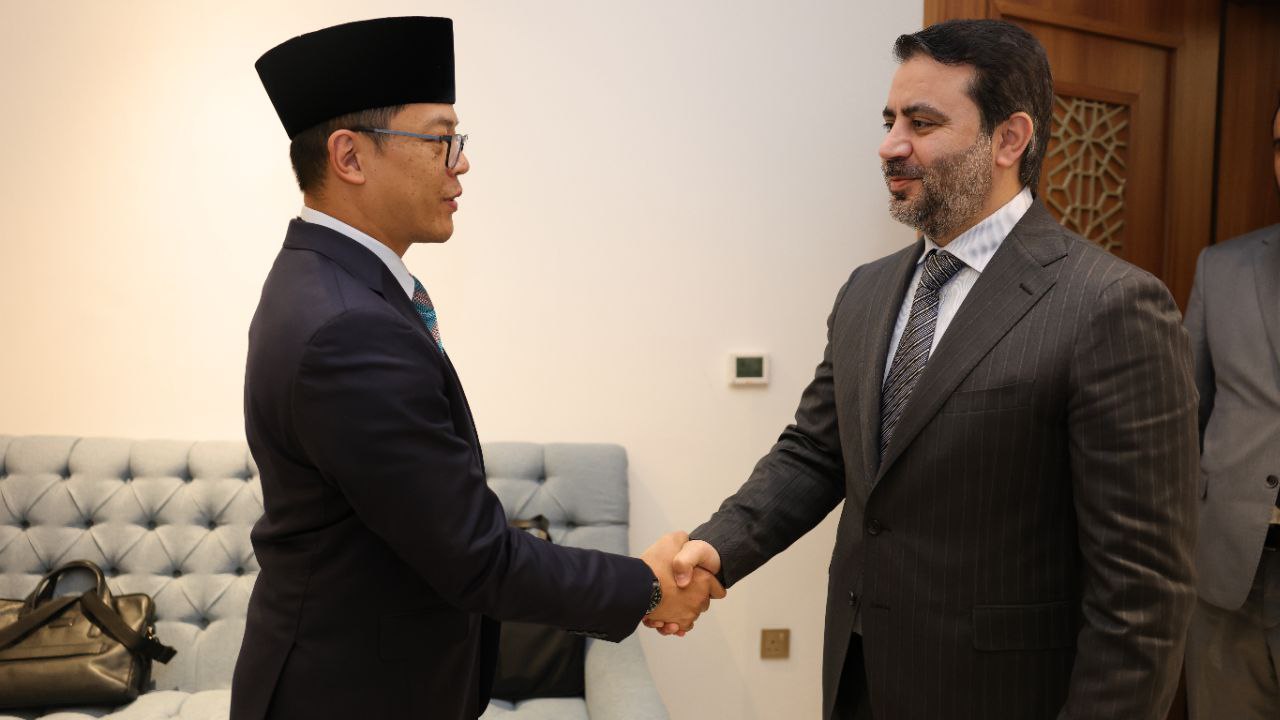 وزير الخارجية السيد أسعد الشيباني يلتقي بنظيره الأندونيسي السيد سوغيونو