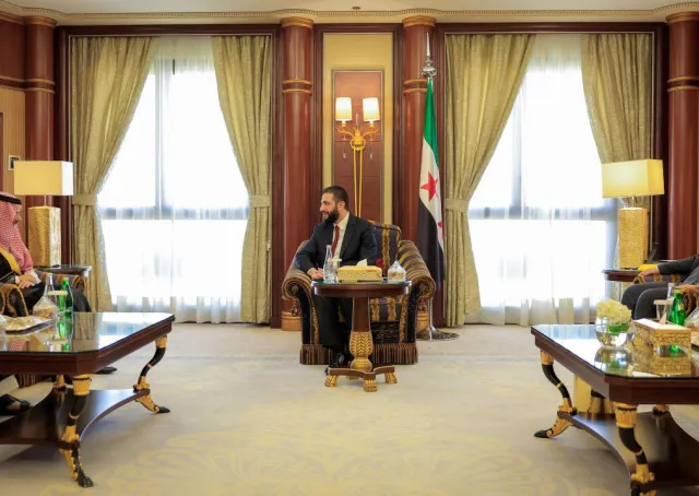 التقى السيد الرئيس أحمد الشرع اليوم سموَّ وزير الخارجية في المملكة العربية السعودية الأمير فيصل بن فرحان آل سعود، وذلك بحضور وزير الخارجية والمغتربين السيد أسعد حسن الشيباني