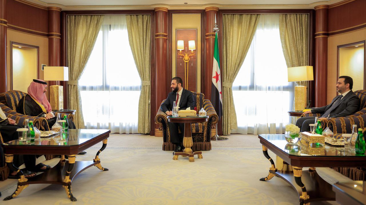 التقى السيد الرئيس أحمد الشرع اليوم سموَّ وزير الخارجية في المملكة العربية السعودية الأمير فيصل بن فرحان آل سعود، وذلك بحضور وزير الخارجية والمغتربين السيد أسعد حسن الشيباني