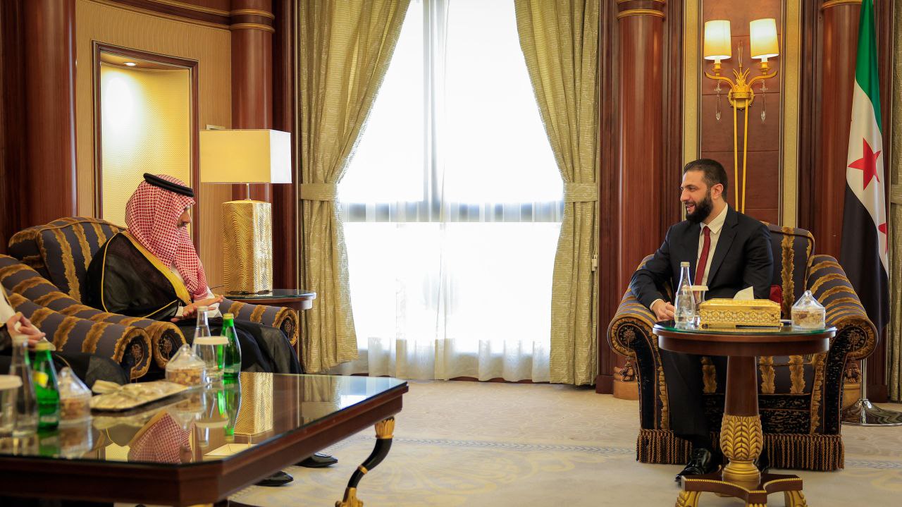 التقى السيد الرئيس أحمد الشرع اليوم سموَّ وزير الخارجية في المملكة العربية السعودية الأمير فيصل بن فرحان آل سعود، وذلك بحضور وزير الخارجية والمغتربين السيد أسعد حسن الشيباني