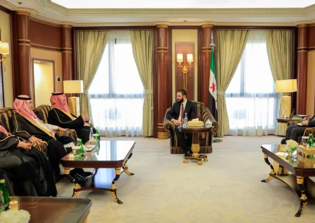 التقى السيد الرئيس أحمد الشرع اليوم في العاصمة الرياض سموَّ وزير الداخلية في المملكة العربية السعودية الأمير عبد العزيز بن سعود بن نايف آل سعود