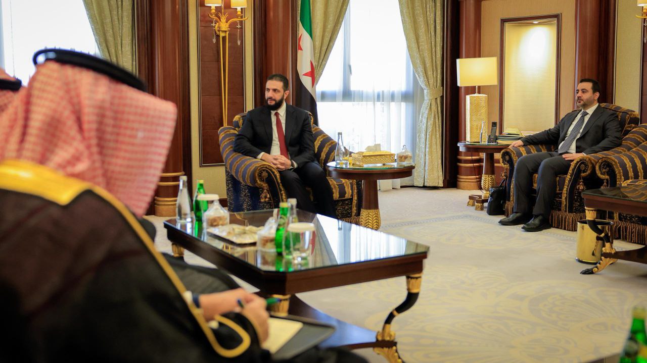 التقى السيد الرئيس أحمد الشرع اليوم في العاصمة الرياض سموَّ وزير الداخلية في المملكة العربية السعودية الأمير عبد العزيز بن سعود بن نايف آل سعود