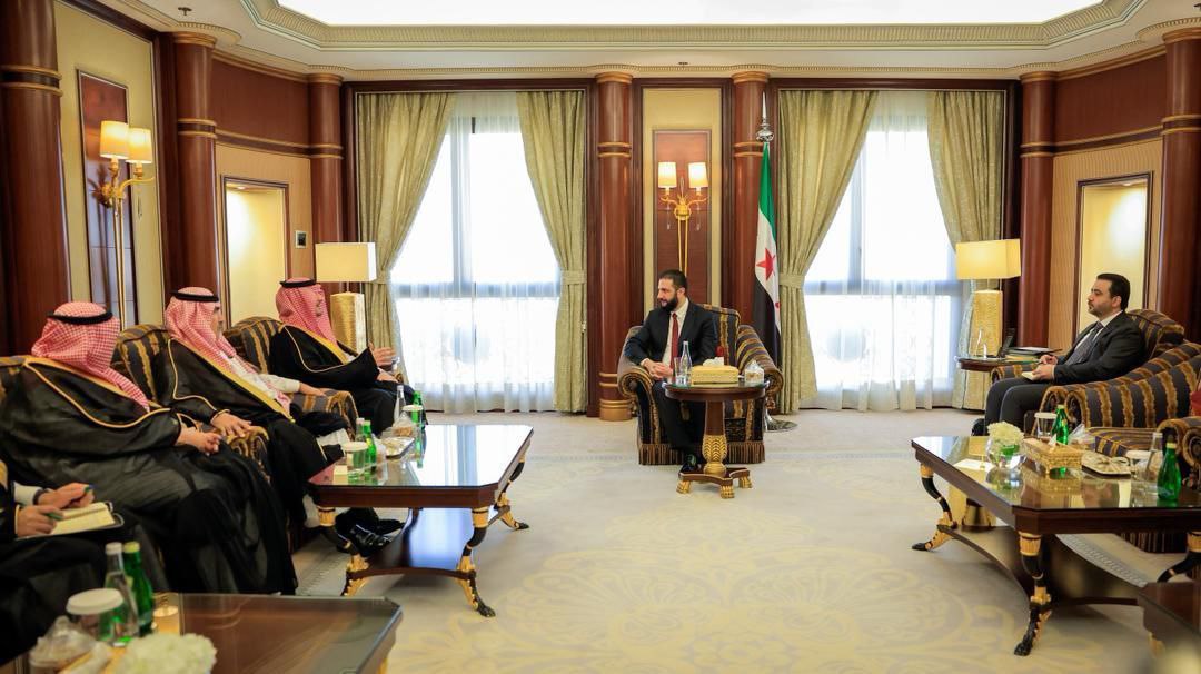 التقى السيد الرئيس أحمد الشرع اليوم في العاصمة الرياض سموَّ وزير الداخلية في المملكة العربية السعودية الأمير عبد العزيز بن سعود بن نايف آل سعود