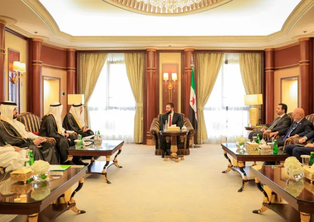 اجتمع  السيد الرئيس أحمد الشرع اليوم في الرياض معالي وزير الاستثمار في المملكة العربية السعودية المهندس خالد بن عبد العزيز الفالح