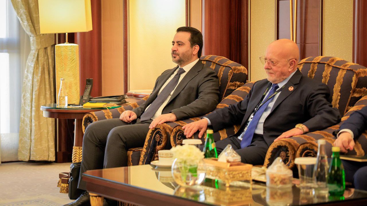 اجتمع  السيد الرئيس أحمد الشرع اليوم في الرياض معالي وزير الاستثمار في المملكة العربية السعودية المهندس خالد بن عبد العزيز الفالح