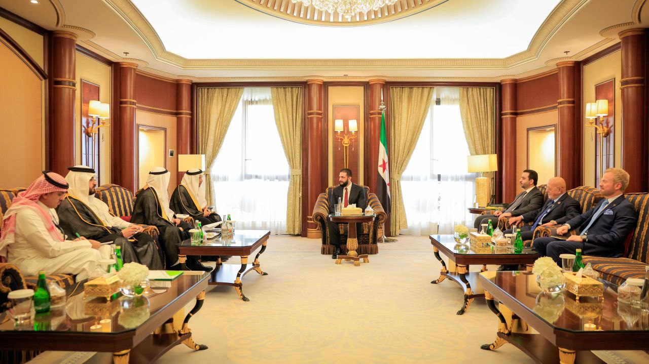 اجتمع  السيد الرئيس أحمد الشرع اليوم في الرياض معالي وزير الاستثمار في المملكة العربية السعودية المهندس خالد بن عبد العزيز الفالح