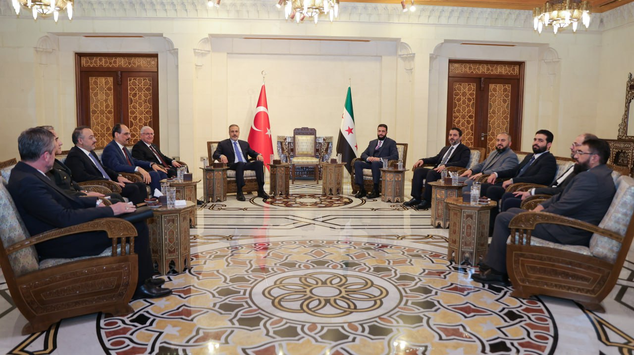 رئيس الجمهورية ووزيري الخارجية والدفاع ورئيس جهاز الاستخبارات العامة يستقبلون وفداً تركياً