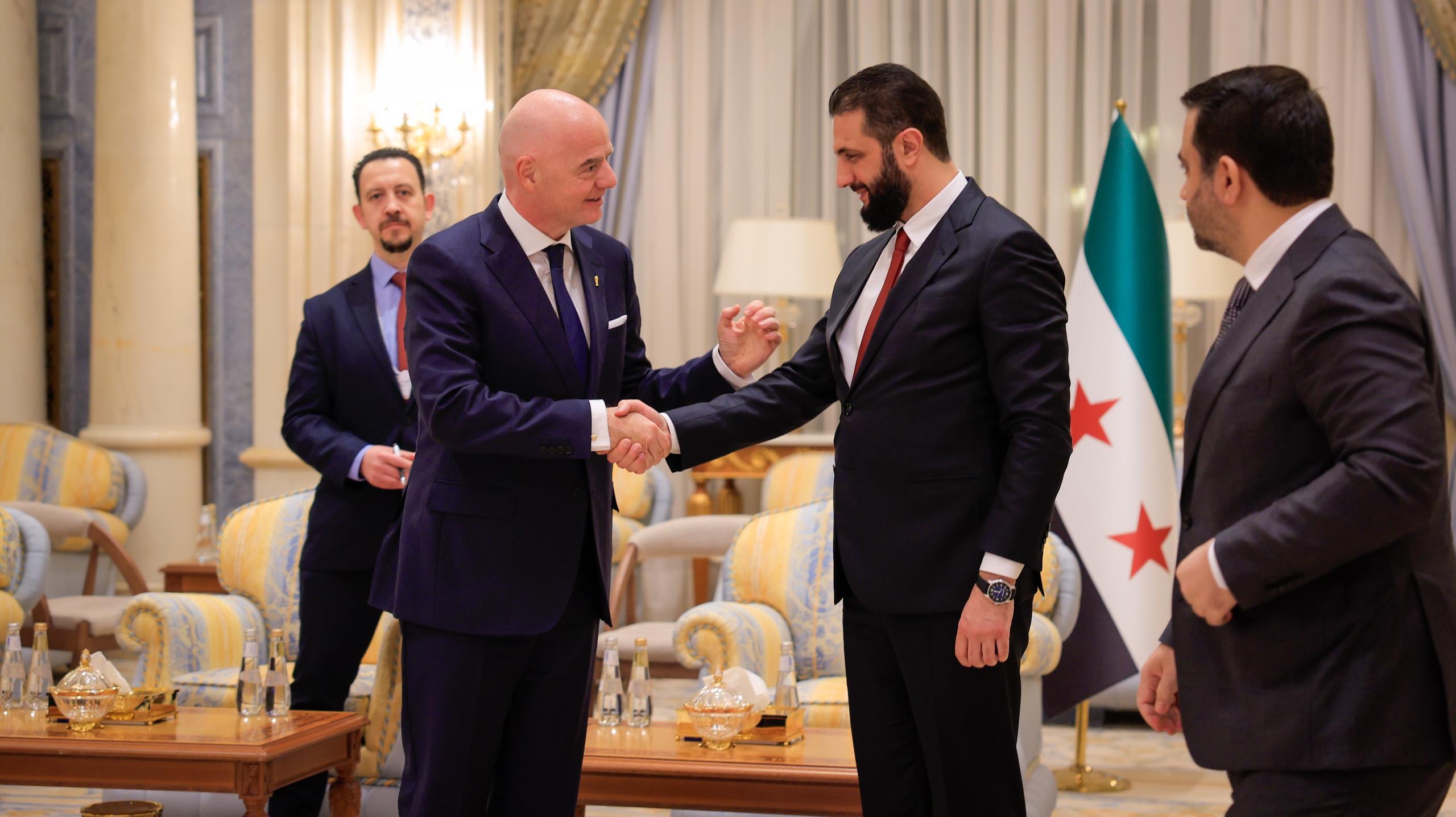 اجتمع  السيد الرئيس أحمد الشرع اليوم في الرياض معالي وزير الاستثمار في المملكة العربية السعودية المهندس خالد بن عبد العزيز الفالح