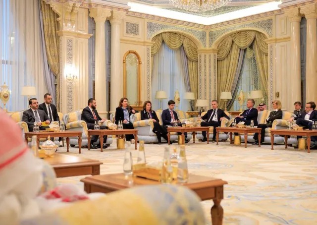 التقى السيد الرئيس أحمد الشرع والوفد المرافق له مجموعةً من المستثمرين الدوليين بمشاركة عدد من ممثلي كبرى الشركات العالمية