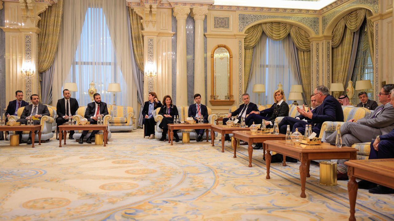 التقى السيد الرئيس أحمد الشرع والوفد المرافق له مجموعةً من المستثمرين الدوليين بمشاركة عدد من ممثلي كبرى الشركات العالمية