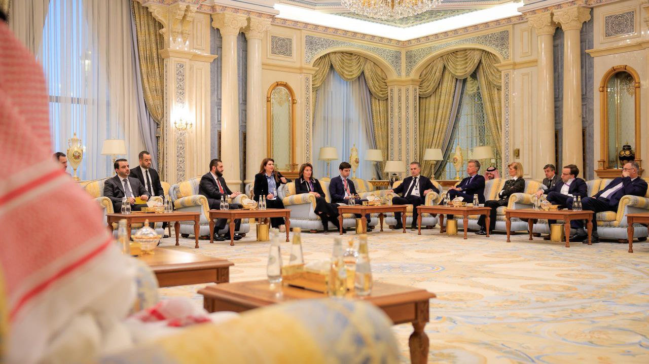 التقى السيد الرئيس أحمد الشرع والوفد المرافق له مجموعةً من المستثمرين الدوليين بمشاركة عدد من ممثلي كبرى الشركات العالمية