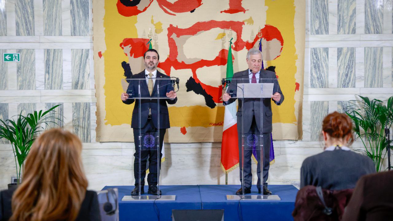 وزير الخارجية السيد أسعد الشيباني يلتقي بنظيره الإيطالي السيد أنطونيو تاياني في العاصمة الإيطالية روما