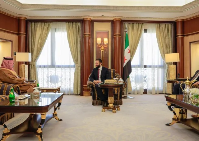 السيد الرئيس أحمد الشرع يلتقي في العاصمة السعودية الرياض رئيس مجلس إدارة شركة المراعي السعودية صاحب السمو الأمير نايف بن سلطان آل سعود، وذلك بحضور وزير الخارجية والمغتربين السيد أسعد حسن الشيباني