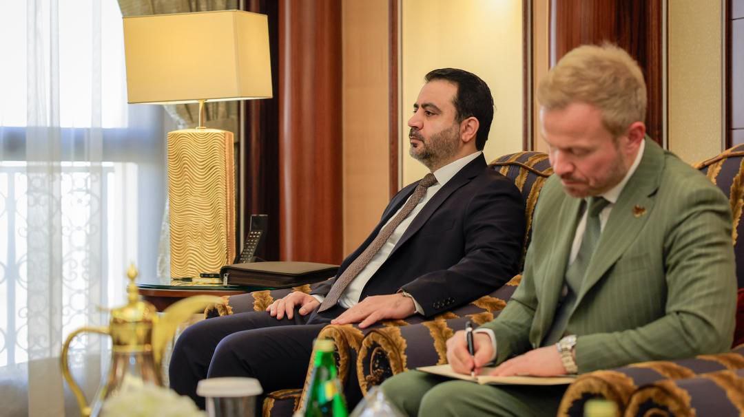 السيد الرئيس أحمد الشرع يلتقي في العاصمة السعودية الرياض رئيس مجلس إدارة شركة المراعي السعودية صاحب السمو الأمير نايف بن سلطان آل سعود، وذلك بحضور وزير الخارجية والمغتربين السيد أسعد حسن الشيباني