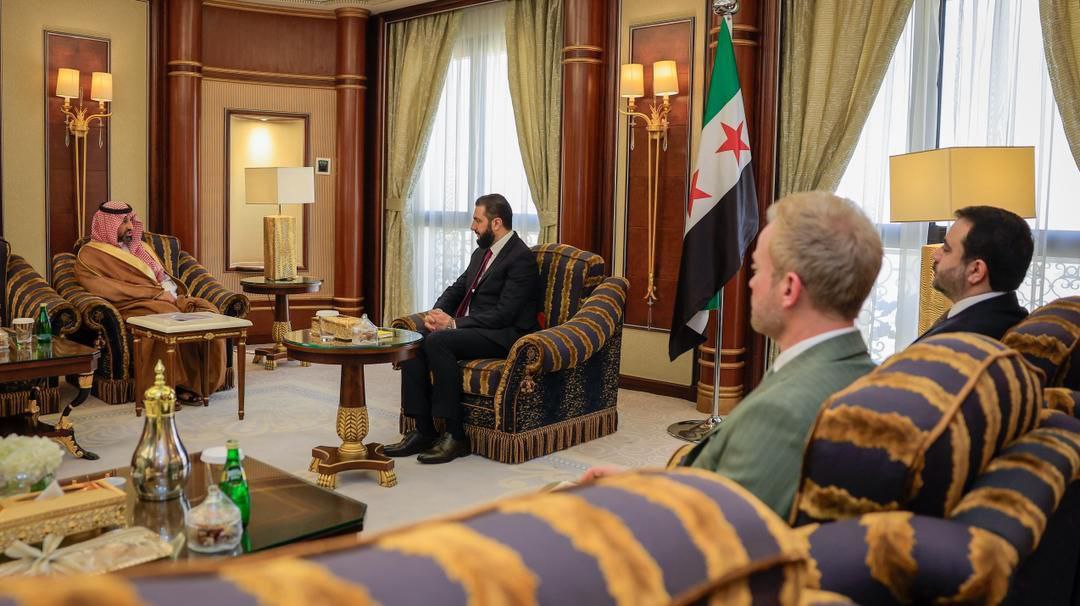 السيد الرئيس أحمد الشرع يلتقي في العاصمة السعودية الرياض رئيس مجلس إدارة شركة المراعي السعودية صاحب السمو الأمير نايف بن سلطان آل سعود، وذلك بحضور وزير الخارجية والمغتربين السيد أسعد حسن الشيباني