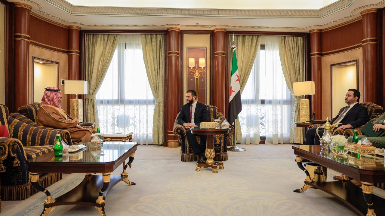 السيد الرئيس أحمد الشرع يلتقي في العاصمة السعودية الرياض رئيس مجلس إدارة شركة المراعي السعودية صاحب السمو الأمير نايف بن سلطان آل سعود، وذلك بحضور وزير الخارجية والمغتربين السيد أسعد حسن الشيباني