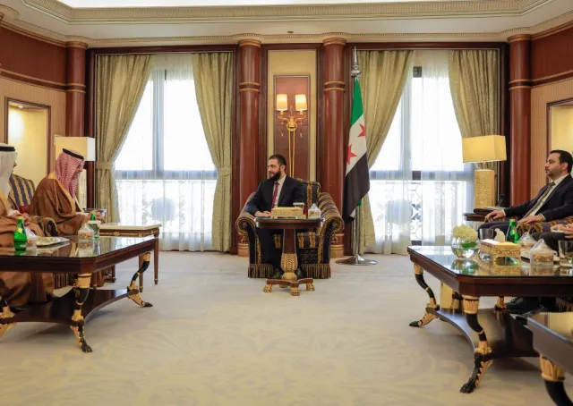 عقد السيد الرئيس أحمد الشرع اليوم اجتماعًا في مقر إقامته بالعاصمة الرياض مع الرئيس التنفيذي لشركة الاتصالات السعودية (STC) الأستاذ عليان الوتيد، ونائب محافظ صندوق الاستثمارات العامة الأستاذ يزيد الحميد