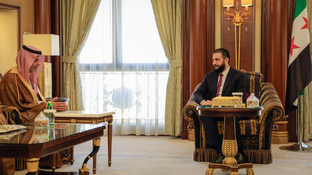 عقد السيد الرئيس أحمد الشرع اليوم اجتماعًا في مقر إقامته بالعاصمة الرياض مع الرئيس التنفيذي لشركة الاتصالات السعودية (STC) الأستاذ عليان الوتيد، ونائب محافظ صندوق الاستثمارات العامة الأستاذ يزيد الحميد