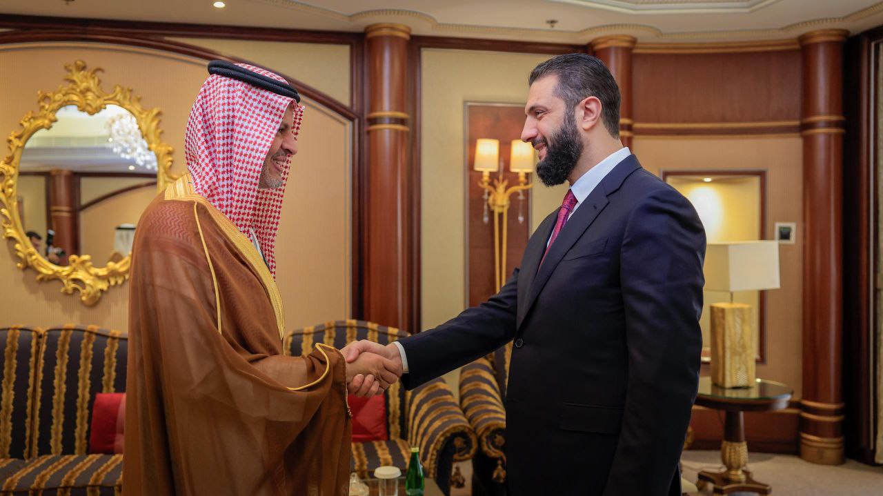 عقد السيد الرئيس أحمد الشرع اليوم اجتماعًا في مقر إقامته بالعاصمة الرياض مع الرئيس التنفيذي لشركة الاتصالات السعودية (STC) الأستاذ عليان الوتيد، ونائب محافظ صندوق الاستثمارات العامة الأستاذ يزيد الحميد