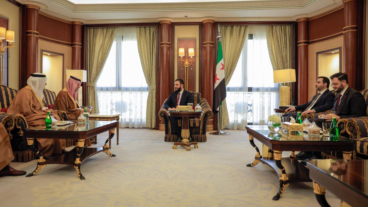 عقد السيد الرئيس أحمد الشرع اليوم اجتماعًا في مقر إقامته بالعاصمة الرياض مع الرئيس التنفيذي لشركة الاتصالات السعودية (STC) الأستاذ عليان الوتيد، ونائب محافظ صندوق الاستثمارات العامة الأستاذ يزيد الحميد