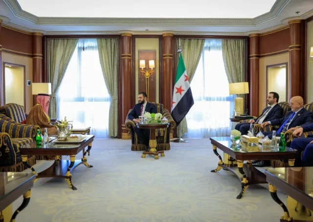 التقى السيد الرئيس أحمد الشرع اليوم في العاصمة الرياض رئيس مجلس الأعمال السعودي-السوري الأستاذ محمد أبو نيان وعددًا من أعضاء المجلس