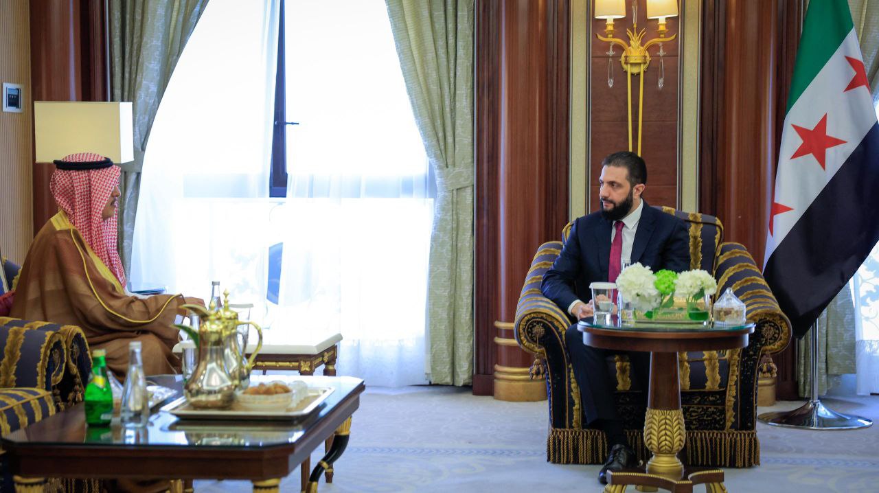 التقى السيد الرئيس أحمد الشرع اليوم في العاصمة الرياض رئيس مجلس الأعمال السعودي-السوري الأستاذ محمد أبو نيان وعددًا من أعضاء المجلس