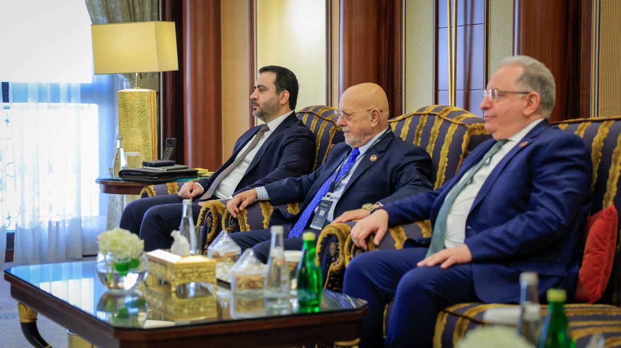 التقى السيد الرئيس أحمد الشرع اليوم في العاصمة الرياض رئيس مجلس الأعمال السعودي-السوري الأستاذ محمد أبو نيان وعددًا من أعضاء المجلس