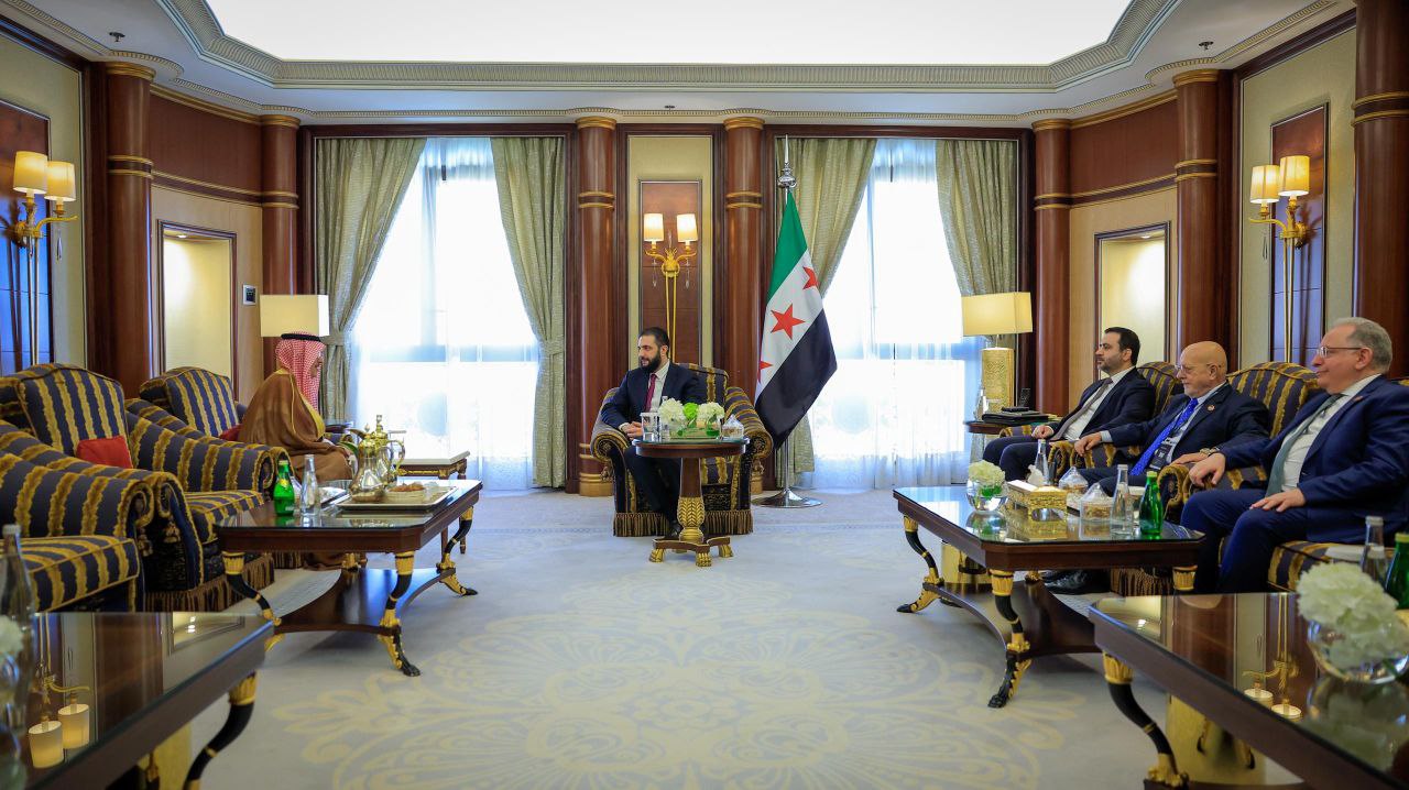 التقى السيد الرئيس أحمد الشرع اليوم في العاصمة الرياض رئيس مجلس الأعمال السعودي-السوري الأستاذ محمد أبو نيان وعددًا من أعضاء المجلس