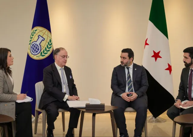 وزير الخارجية السيد أسعد الشيباني يجري اجتماعاً جانبياً مع وفد منظمة حظر الأسلحة الكيميائية