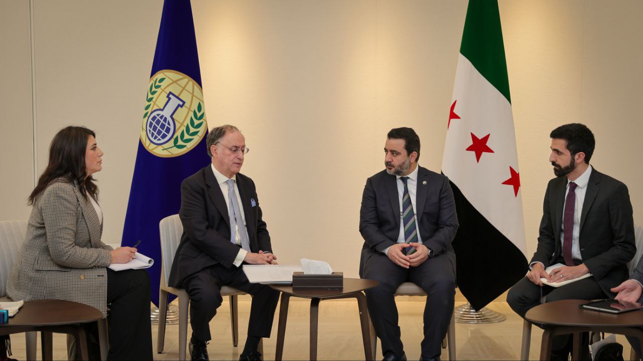 وزير الخارجية السيد أسعد الشيباني يجري اجتماعاً جانبياً مع وفد منظمة حظر الأسلحة الكيميائية