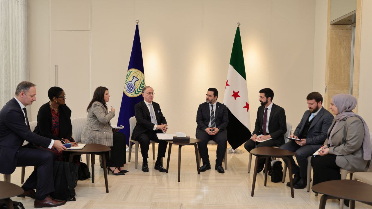 وزير الخارجية السيد أسعد الشيباني يجري اجتماعاً جانبياً مع وفد منظمة حظر الأسلحة الكيميائية