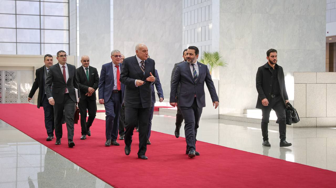 رئيس الجمهورية العربية السورية السيد أحمد الشرع ووزير الخارجية السيد أسعد الشيباني يلتقيان في قصر الشعب بدمشق وفداً جزائريّاً