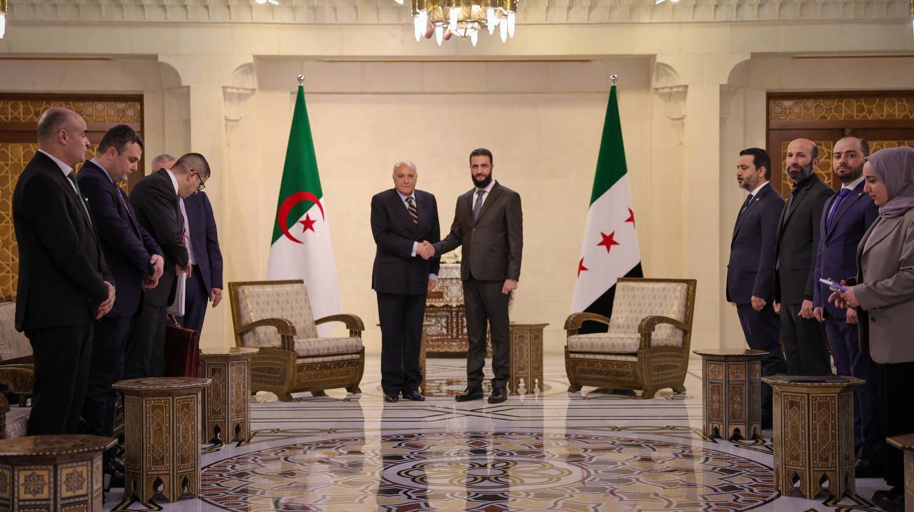 رئيس الجمهورية العربية السورية السيد أحمد الشرع ووزير الخارجية السيد أسعد الشيباني يلتقيان في قصر الشعب بدمشق وفداً جزائريّاً