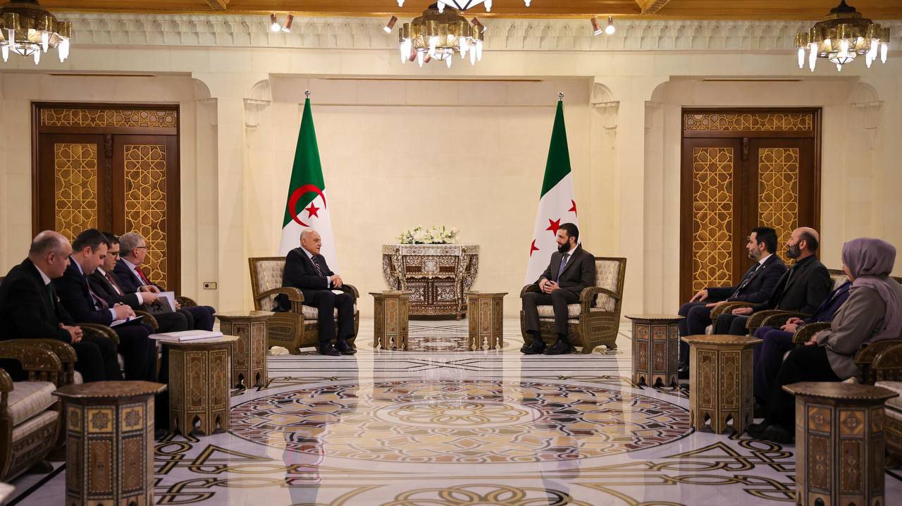 رئيس الجمهورية العربية السورية السيد أحمد الشرع ووزير الخارجية السيد أسعد الشيباني يلتقيان في قصر الشعب بدمشق وفداً جزائريّاً