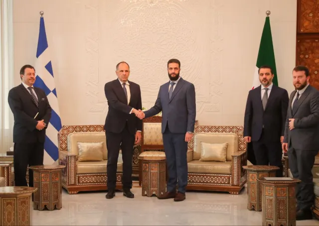 سيادة الرئيس أحمد الشرع برفقة وزير الخارجية السيد أسعد الشيباني يستقبلان وفداً يونانيّاً 