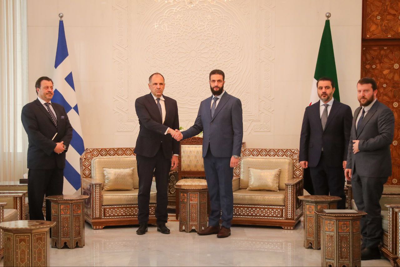 سيادة الرئيس أحمد الشرع برفقة وزير الخارجية السيد أسعد الشيباني يستقبلان وفداً يونانيّاً 