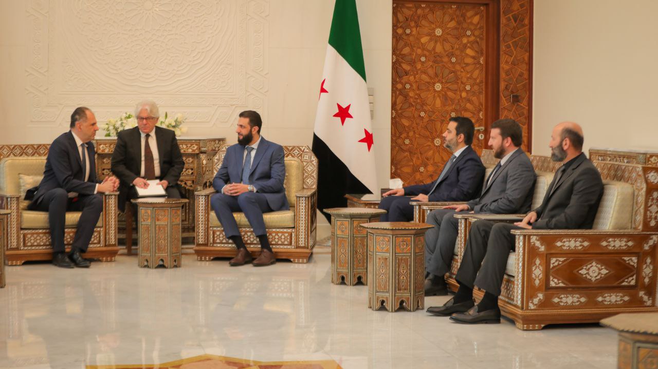 سيادة الرئيس أحمد الشرع برفقة وزير الخارجية السيد أسعد الشيباني يستقبلان وفداً يونانيّاً 