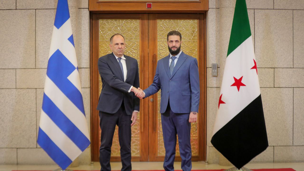 سيادة الرئيس أحمد الشرع برفقة وزير الخارجية السيد أسعد الشيباني يستقبلان وفداً يونانيّاً 